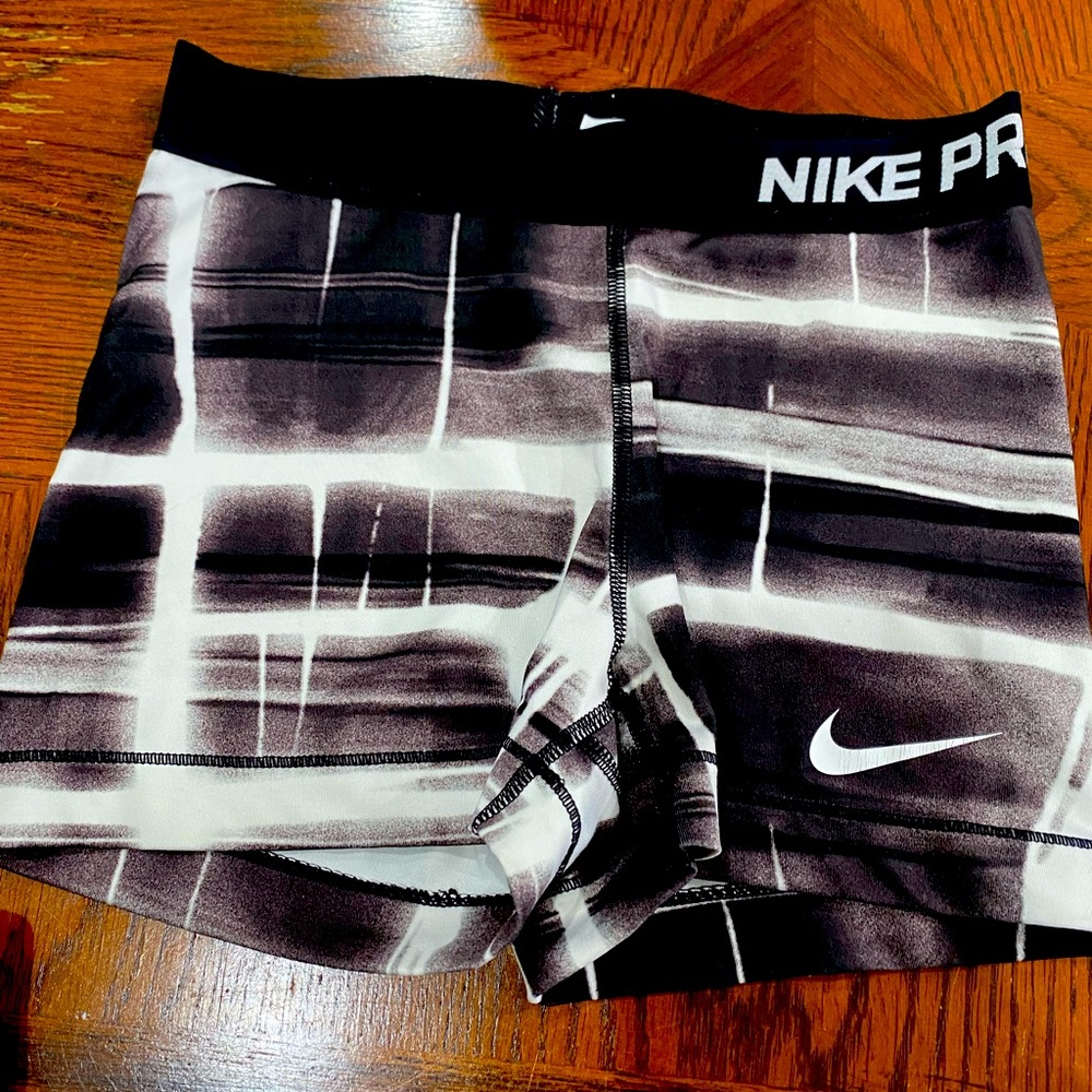 Nike Pros work out shorts - 2 1/2 " Size S- runs small